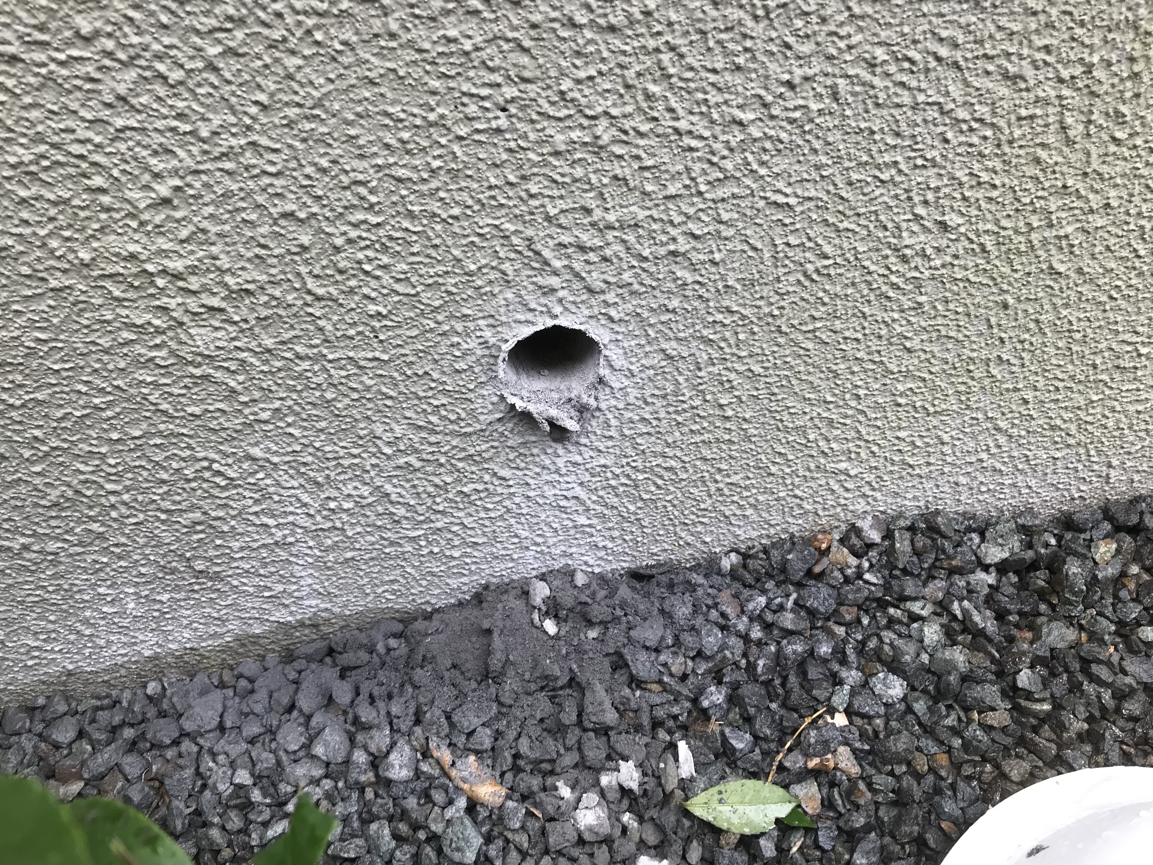 基礎に穴あけ工事